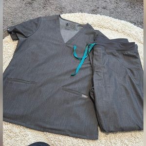 Figs Women’s Scrub Set **LIKE NEW**